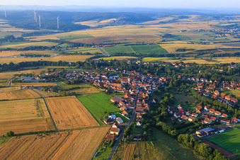 Donnersberger Straße von Norden in Steinbach am Donnersberg im Bundesland Rheinland-Pfalz, Deutschland