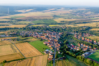 Dorf - Ansicht am Rande von landwirtschaftlichen Feldern und Nutzflächen in Steinbach am Donnersberg im Bundesland Rheinland-Pfalz, Deutschland