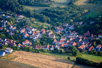 Luftbild von Dorf - Ansicht am Rande von landwirtschaftlichen Feldern und Nutzflächen in Jakobsweiler im Bundesland Rheinland-Pfalz, Deutschland