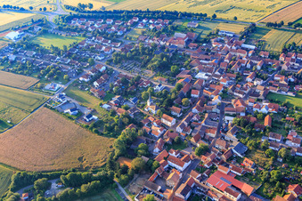 Luftbild von Dorzentrum mit Mauritiuskirche in Morschheim im Bundesland Rheinland-Pfalz, Deutschland