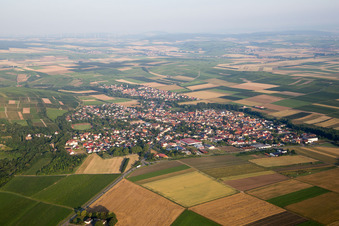 Luftbild von Dorf - Ansicht am Rande von landwirtschaftlichen Feldern und Nutzflächen in Flonheim im Ortsteil Uffhofen im Bundesland Rheinland-Pfalz, Deutschland