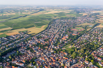 Ortsansicht der Straßen und Häuser der Wohngebiete in Saulheim im Ortsteil Nieder-Saulheim im Bundesland Rheinland-Pfalz, Deutschland