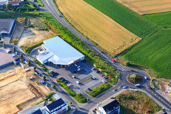 Marie-Curie-Ring mit REWE Sven Schwarz im Ortsteil Nieder-Saulheim im Bundesland Rheinland-Pfalz, Deutschland
