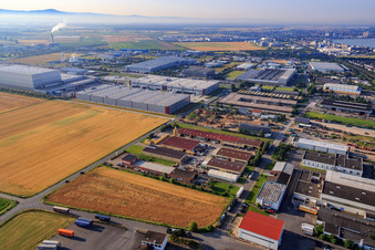 Industriegebiet An d. Flurscheide mit Kunststoff-und Farben GmbH Biebesheim in Biebesheim am Rhein im Bundesland Hessen, Deutschland