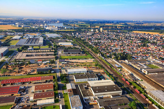 Industriegebiet An d. Flurscheide mit Kunststoff-und Farben GmbH Biebesheim und  Suckow & Fischer Systeme GmbH + Co. KG in Biebesheim am Rhein im Bundesland Hessen, Deutschland