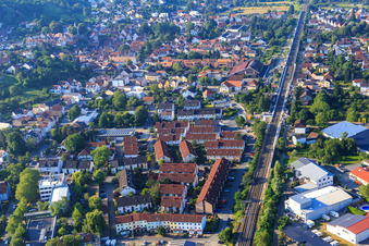 Reihenwohnhäuser in der Diefenbachstraße entlang der Bahnline in Zwingenberg im Bundesland Hessen, Deutschland