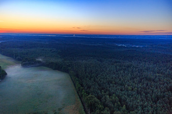 Sonnenaufgang im Otterbachtal mit Morgendunst in Kandel im Bundesland Rheinland-Pfalz, Deutschland