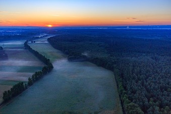 Luftbild von Sonnenaufgang im Otterbachtal mit Morgendunst in Kandel im Bundesland Rheinland-Pfalz, Deutschland