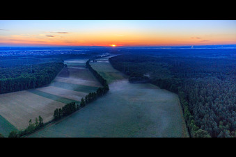 Luftaufnahme von Sonnenaufgang im Otterbachtal mit Morgendunst in Kandel im Bundesland Rheinland-Pfalz, Deutschland