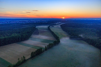 Schrägluftbild von Sonnenaufgang im Otterbachtal mit Morgendunst in Kandel im Bundesland Rheinland-Pfalz, Deutschland