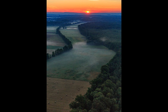 Sonnenaufgang im Otterbachtal mit Morgendunst in Kandel im Bundesland Rheinland-Pfalz, Deutschland von oben