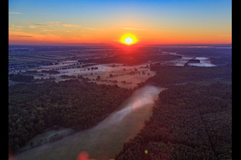 Sonnenaufgang im Otterbachtal mit Morgendunst in Kandel im Bundesland Rheinland-Pfalz, Deutschland aus der Vogelperspektive
