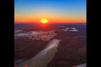 Sonnenaufgang im Otterbachtal mit Morgendunst in Kandel im Bundesland Rheinland-Pfalz, Deutschland aus der Luft betrachtet