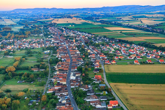 Hauptstraße aus Osten am Morgen im Ortsteil Schaidt in Wörth am Rhein im Bundesland Rheinland-Pfalz, Deutschland