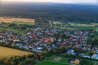 Dorfansicht am Morgen aus Norden mit katholische Kirche St. Leodegar in Steinfeld im Bundesland Rheinland-Pfalz, Deutschland