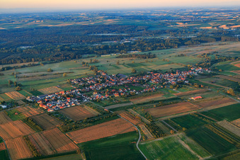 Dorfansicht am Morgen aus Norden in Schweighofen im Bundesland Rheinland-Pfalz, Deutschland