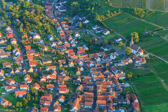 Protestantische Kirche Rechtenbach am Rand der Weinberge in Schweigen-Rechtenbach im Bundesland Rheinland-Pfalz, Deutschland