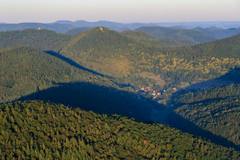 Dorf im Tal des Pfälzerwalds vor den Burgen Wegelnburg und Hohenbourg in Nothweiler im Bundesland Rheinland-Pfalz, Deutschland