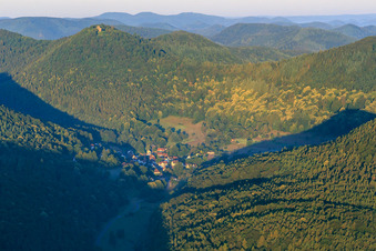Dorf im Tal des Pfälzerwalds unter der Burgruine Wegelnburg in Nothweiler im Bundesland Rheinland-Pfalz, Deutschland