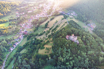 Schrägluftbild von Erlenbach bei Dahn im Bundesland Rheinland-Pfalz, Deutschland