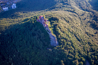 Burg Trifels in Annweiler am Trifels im Bundesland Rheinland-Pfalz, Deutschland aus der Drohnenperspektive