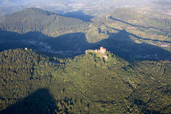 Burg Trifels in Annweiler am Trifels im Bundesland Rheinland-Pfalz, Deutschland von der Drohne aus gesehen