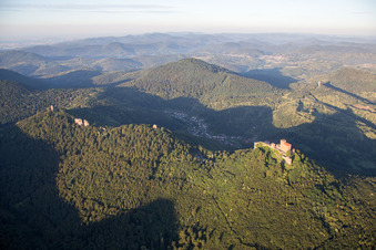 Schrägluftbild von Burg Trifels in Annweiler am Trifels im Bundesland Rheinland-Pfalz, Deutschland