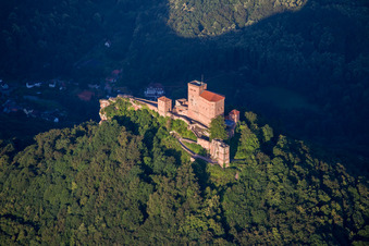 Burg Trifels in Annweiler am Trifels im Bundesland Rheinland-Pfalz, Deutschland von oben