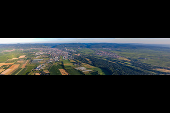 Stadtansicht aus Westen in Neustadt an der Weinstraße im Bundesland Rheinland-Pfalz, Deutschland