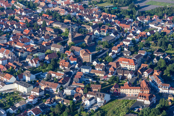 Kirchengebäude der St. Jakobus in Schifferstadt im Bundesland Rheinland-Pfalz, Deutschland
