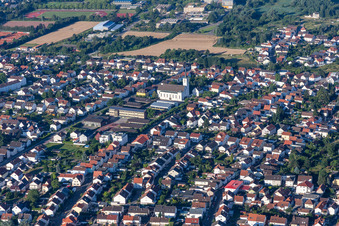 Luftaufnahme von Stadtgebiet mit Außenbezirken und Innenstadtbereich in Schifferstadt im Bundesland Rheinland-Pfalz, Deutschland