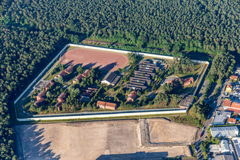 Gefängnis- Gelände und Sicherheitsumzäunung der Justizvollzugsanstalt Justizvollzugsanstalt Jugendstrafanstalt Schifferstadt in Schifferstadt im Bundesland Rheinland-Pfalz, Deutschland