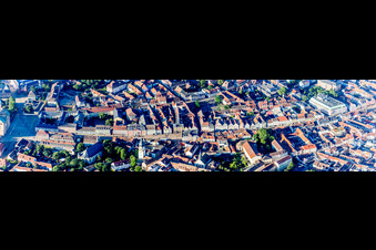 Luftbild von Panorama Perspektive der Straßenführung der bekannten Flaniermeile und Einkaufsstraße Maximilianstraße vom Dom zum Altpörtel in Speyer im Bundesland Rheinland-Pfalz, Deutschland