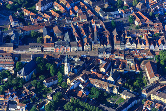 Historische Altstadt mit Maximilianstraße mit Dreifaltigkeitskirche und Heiliggeistkirche aus Norden in Speyer im Bundesland Rheinland-Pfalz, Deutschland