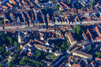 Historische Altstadt mit Maximilianstraße mit Heiliggeistkirche und  ehem. Kirche St. Ludwig aus Norden in Speyer im Bundesland Rheinland-Pfalz, Deutschland