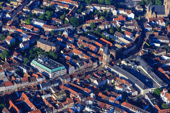Historische Altstadt mit Maximilianstraße bis  Stadttor Altpörtel am Postplatz mit Kaufhaus GALERIA Speyer aus Norden im Bundesland Rheinland-Pfalz, Deutschland