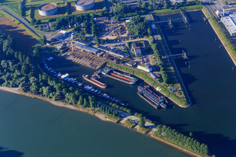 Frachtschiffe und Jachten am Neuen Rheinhafen in Speyer im Bundesland Rheinland-Pfalz, Deutschland