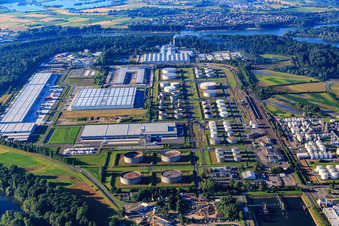 Industriegebiet am Flughafen mit Tanklager von TanQuid, Lagerhallen ver Lidl Vertriebs GmbH & Co. KG und Samsung SDS in Speyer im Bundesland Rheinland-Pfalz, Deutschland