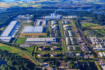Luftbild von Industriegebiet am Flughafen mit Tanklager von TanQuid, Lagerhallen ver Lidl Vertriebs GmbH & Co. KG und Samsung SDS in Speyer im Bundesland Rheinland-Pfalz, Deutschland
