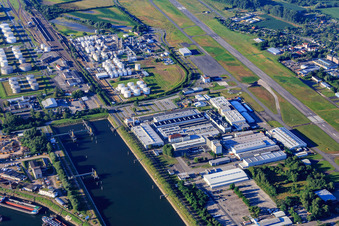 Ölhafen und Industrie um den FSL Flugplatz Speyer/Ludwigshafen GmbH im Bundesland Rheinland-Pfalz, Deutschland