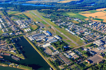 Luftbild von Ölhafen und Industrie um den FSL Flugplatz Speyer/Ludwigshafen GmbH im Bundesland Rheinland-Pfalz, Deutschland