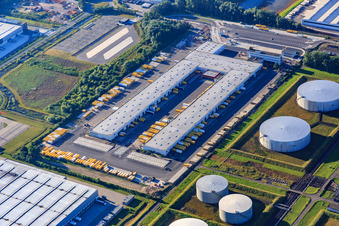 Industriegebiet am Flughafen mit DHL Logistik Zentrum in Speyer im Bundesland Rheinland-Pfalz, Deutschland