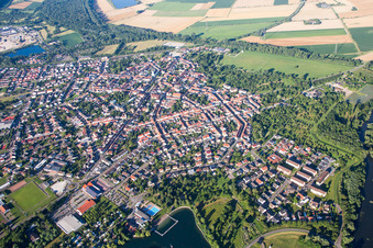 Ortsansicht der Straßen und Häuser der Wohngebiete in Philippsburg im Bundesland Baden-Württemberg, Deutschland