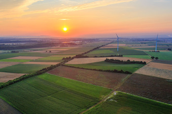 Luftbild von Minfelder Windpark bei Sonnenuntergang im Bundesland Rheinland-Pfalz, Deutschland