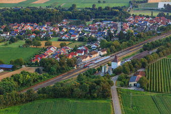 Regionalbahn im Bahnhof Winden(Pfalz) am Morgen im Bundesland Rheinland-Pfalz, Deutschland