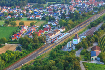 Luftbild von Regionalbahn im Bahnhof Winden(Pfalz) am Morgen im Bundesland Rheinland-Pfalz, Deutschland