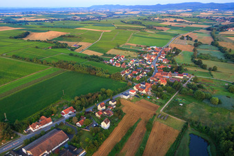 Hauptstraße aus Nordosten in Hergersweiler im Bundesland Rheinland-Pfalz, Deutschland