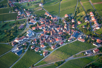 Dorf - Ansicht am Rande von landwirtschaftlichen Feldern und Nutzflächen in Gleiszellen-Gleishorbach im Bundesland Rheinland-Pfalz, Deutschland