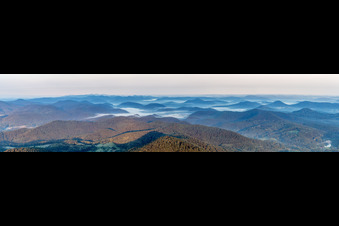 Panorama - Perspektive der Wald- und Berglandschaft des Pfälzerwald mit Tälern im Morgennebel in Dahn im Bundesland Rheinland-Pfalz, Deutschland