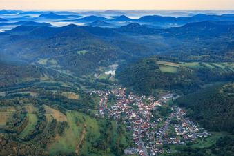 Dorfansicht Im Klingbachtal am Morgen aus Osten in Silz im Bundesland Rheinland-Pfalz, Deutschland